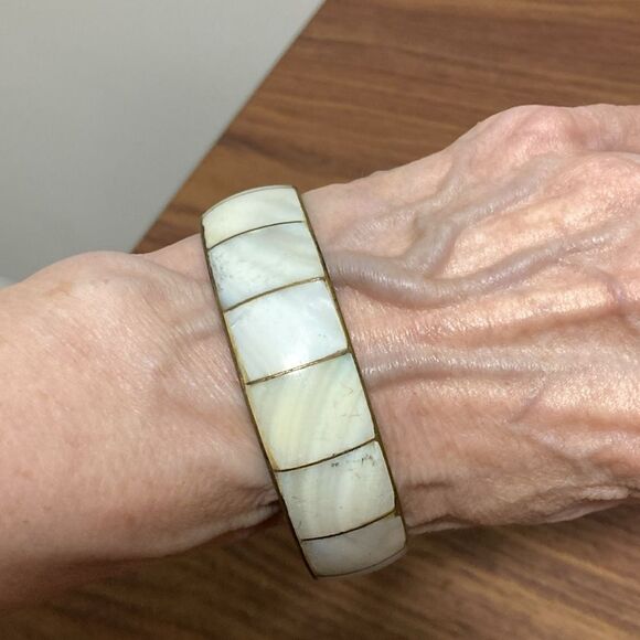 Vintage Mother of Pearl & Brass Bangle Bracelet. 80’s to 90’s. - Picture 4 of 5